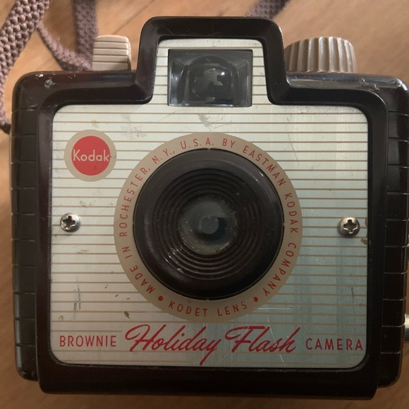 Kodak Holiday Flash Brownie Camera takes 127 Film.For collector showcasing. - Picture 2 of 15